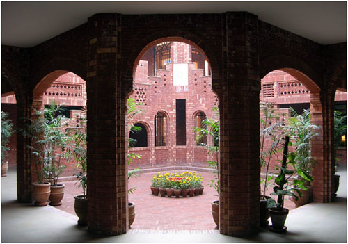 حیاط- ساختمان پی‌جی- کالج کین‌یارد-لاهور